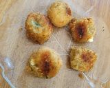 A picture of step 6 of Cheese potato balls.