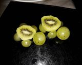 Foto del paso 4 de la receta: Tortugitas de uva y kiwi