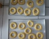 Foto langkah ke 2 dari resep Donat glaze.