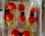 Foto del passaggio 2 della ricetta Indivia belga con pomodorini, succo di limone e olive nere al forno