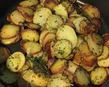 Une image de l'étape 9 de Duo de pommes de terre sautées à l ail et persil.