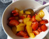 Foto del paso 1 de la receta: Postres de melocotón con fresas a la miel de romero