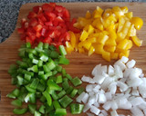 Foto del paso 1 de la receta: Cestitas de jamón dulce, huevo y colorido