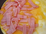 Omelette de jamón, queso y tomate