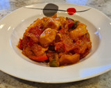 Foto del paso 4 de la receta: Pollo en salsa de tomate y pimientos tricolor
