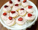 Foto langkah ke 7 dari resep Strawberry and Creamy Cupcakes.