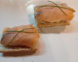 Foto del passaggio 3 della ricetta Crostini con fagottini di salmone ripieno di robiola e cetrioli