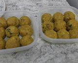 A picture of step 5 of Egg Vada Pav.