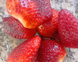 Foto del paso 3 de la receta: Tiramisú de fresa 🍓 y coco 🥥 en tarritos 🫙
