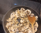 Foto del paso 2 de la receta: Revuelto de champiñones y calabacín