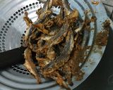 Foto langkah ke 2 dari resep Gesek/ikan asin pedas manis.