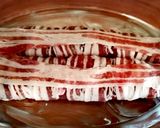 Baconba tekert szűzpecsenye hagyma- és krumpliágyon recept fázis 4 fotója