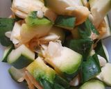 Foto del paso 3 de la receta: Alitas encebolladas con zapallito revuelto