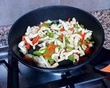 Foto del paso 4 de la receta: Mini penne en salsa bechamel con salteado de tiras de pechuga