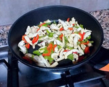 Foto del paso 4 de la receta: Mini penne en salsa bechamel con salteado de tiras de pechuga