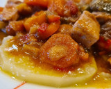 Foto del paso 8 de la receta: Estofado de pavo con verduras sobre cama de patatas al vino