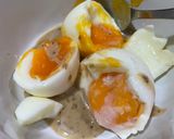 Foto langkah ke 3 dari resep Telur 1/2 matang dengan salad dressing wijen sangrai.
