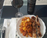 Foto del paso 6 de la receta: Patatas al horno picantes con pinchos de cerdo ibérico