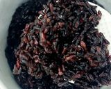 Hình bước làm 1 của món Cơm nếp cẩm cuộn trứng