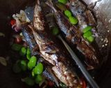 Foto langkah ke 4 dari resep Tumis Pindang Petai.