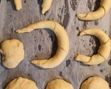 Szezámmagos házi kifli és zsemle recept fázis 1 fotója
