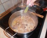 Φωτογραφία βήματος 8 της συνταγής Μοσχαράκι με μελωμένες πατάτες στην κατσαρόλα