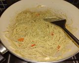 Foto langkah ke 4 dari resep Spaghetti Aglio Olio Salmon.