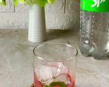 Foto langkah ke 2 dari resep Strawberry Mojito.