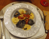 Foto del paso 2 de la receta: Pasta rellena con cubitos de tomate, piñones y salvia a la mantequilla negra