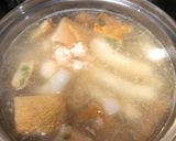 Hình bước làm 2 của món Tteokbokki nấu với tôm và nước cốt dừa