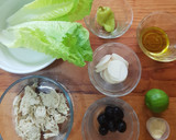 Foto del paso 1 de la receta: Ensalada de pollo con palmitos y aceitunas