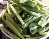 Foto del paso 3 de la receta: Judías crujientes salteadas con jamón y albahaca