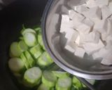 Foto langkah ke 2 dari resep Sup oyong tahu jamur.