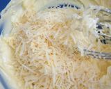 Foto langkah ke 2 dari resep Garlic Cheese Cookies.
