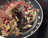 Foto del paso 3 de la receta: Tiras de calabacín con jamón y setas al ajillo
