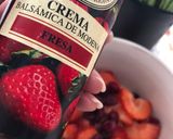 Foto del paso 2 de la receta: Ensalada agridulce de tomate “adora” y frutos rojos con skyrella y atún
