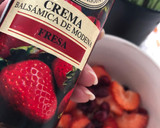 Foto del paso 2 de la receta: Ensalada agridulce de tomate “adora” y frutos rojos con skyrella y atún