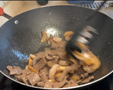 Foto del paso 2 de la receta: Wok de pasta, ternera, setas y gambas