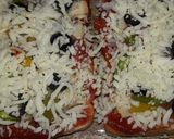 A picture of step 3 of Chicken tikka bread pizza 😋👍.