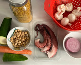 Foto del paso 1 de la receta: Fideuà de pulpo verduritas, garbanzos y hierbabuena, facilísima!