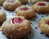 Foto langkah ke 3 dari resep Resep Kue Kering Thumbprint Cookies dengan Selai Strawberry dan Selai Blueberry.