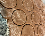 Foto del paso 4 de la receta: Alfajores - Copitos de dulce de leche bañados en chocolate 🤍