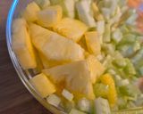 Foto del paso 2 de la receta: Zumo energético de piña, apio, limón y brotes de espinacas