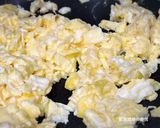 A picture of step 4 of Stir-Fried Eggs with Water Bamboo.