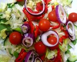 A picture of step 3 of My Sriracha flavoured Chicken on a Salad. 😗.