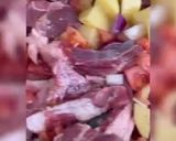 صورة لخطوة 2 من وصفة ريش غنم بالبطاطا والبندورة