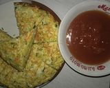 Foto langkah ke 3 dari resep Omelet mie sayuran dengan saos asam manis.