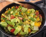 Une image de l'étape 11 de Chou pak choi aux poivrons jaunes,lard,tomates et oignon rouge.