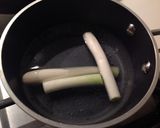 Foto del passaggio 3 della ricetta Rana pescatrice con crema di finocchio, cipollotto brasato e arancia