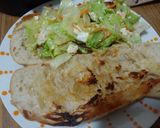 Foto del paso 2 de la receta: Bocata tortilla jamón York, queso con pan chapata y ensalada con soja